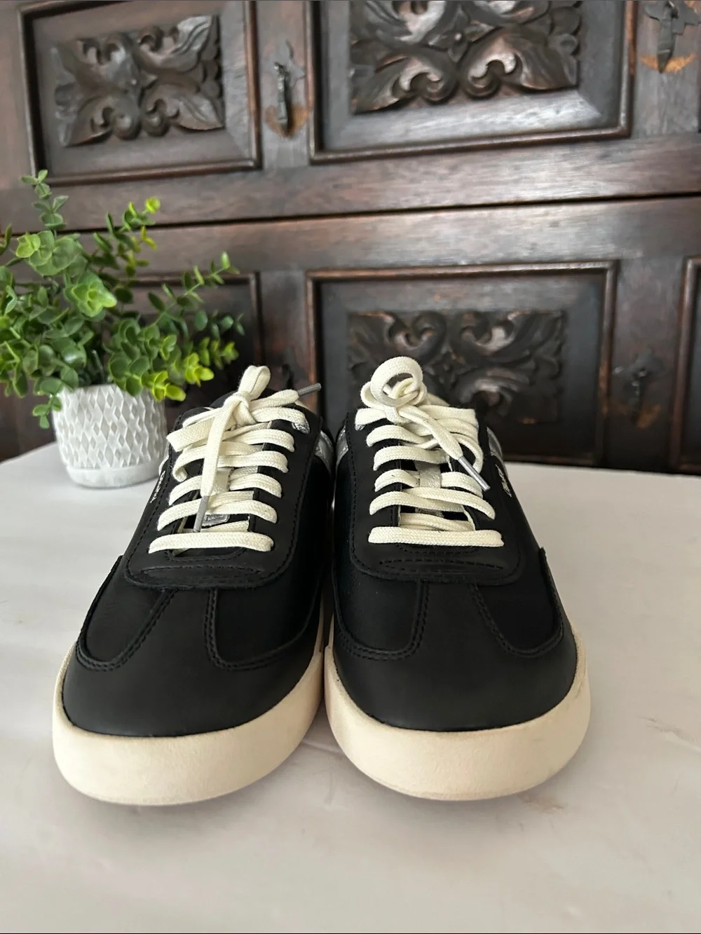 Quiksilver Men’s Black Sneakers with White Stripe